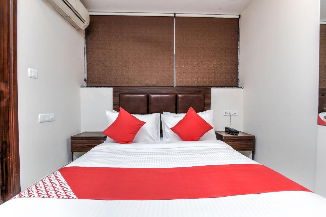 Oyo 80678 Shreenath Residency New Delhi Bagian luar foto