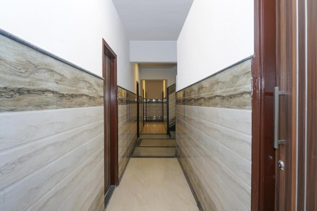 Oyo 80678 Shreenath Residency New Delhi Bagian luar foto