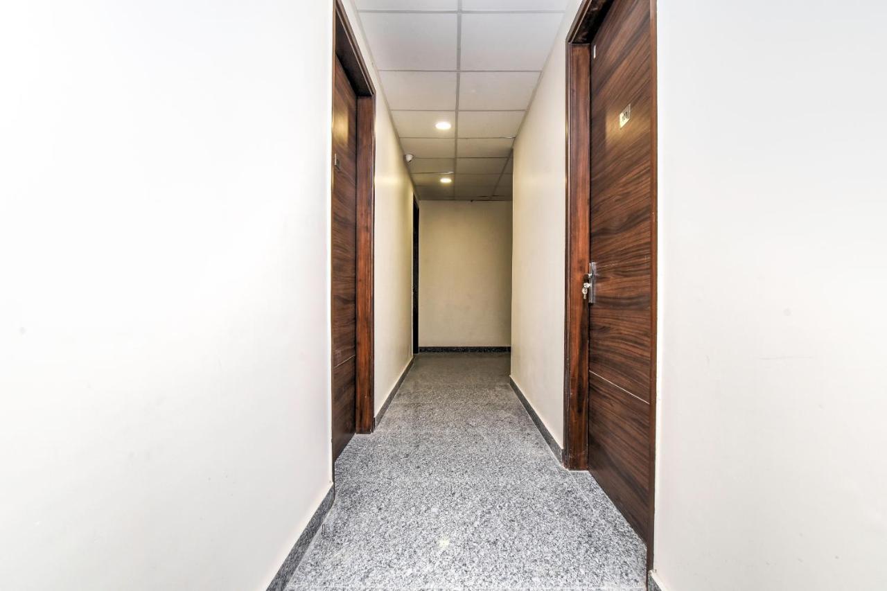 Oyo 80678 Shreenath Residency New Delhi Bagian luar foto